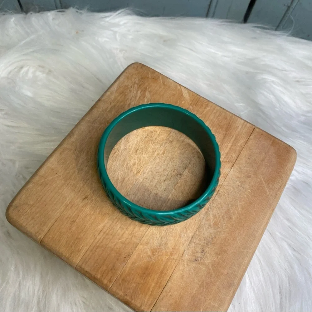 Vintage Acrylic MCM Dark Green Carved Leaf Tropical Tribal Bangle Bracelet